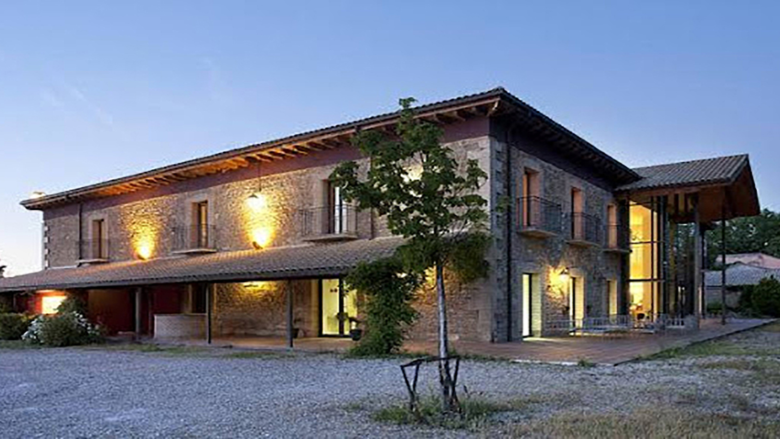 Exterior del Hotel Villa Marcilla al atardecer