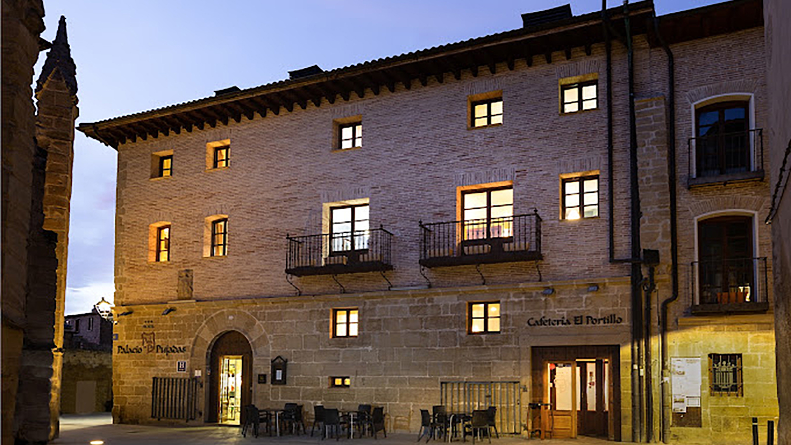 Fachada principal del Hotel Palacio de Pujadas