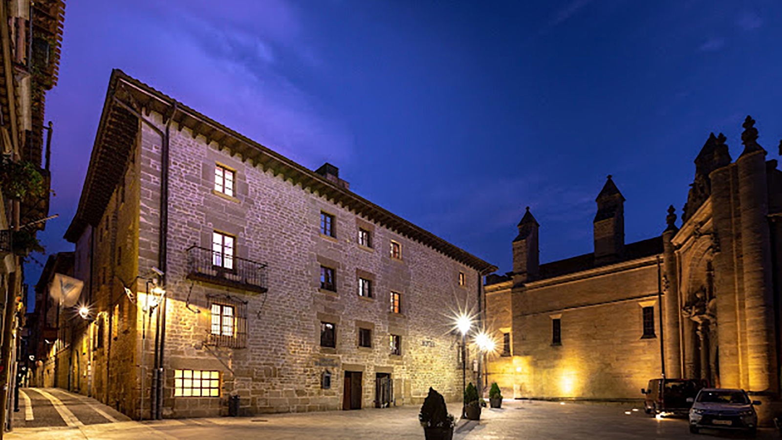 Vista nocturna del Hotel Palacio de Pujadas en Viana